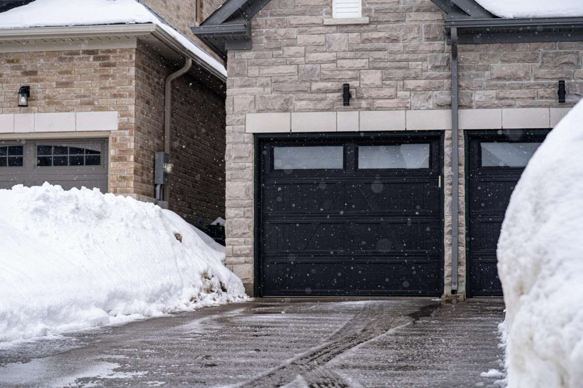 how-seasonal-weather-affects-garage-door-performan-1