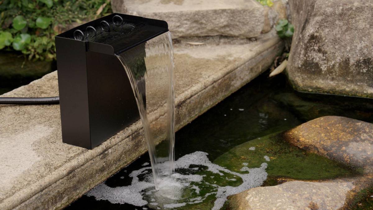 solar-waterfall-pumps-for-backyard-landscapes-3