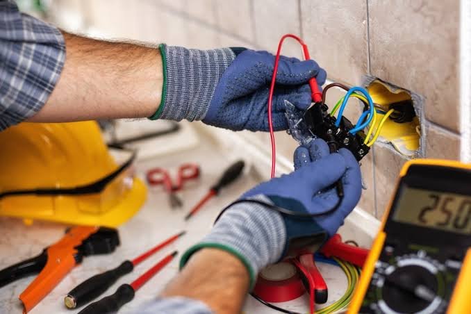 Why Should You Choose a Licensed Electrical Contractor for Residential and Commercial Projects?