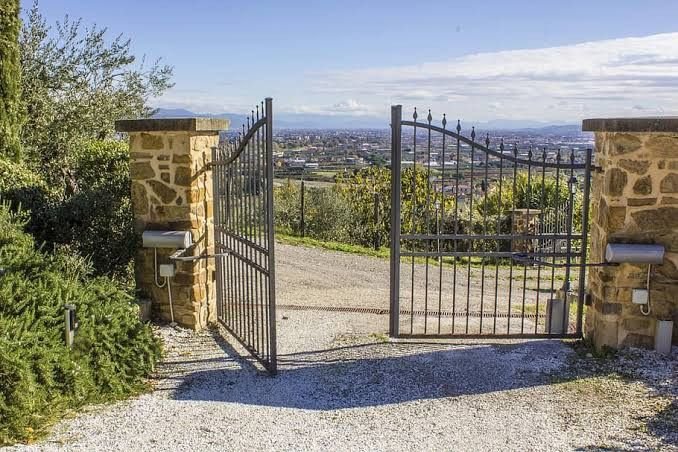 What Features Should You Look for When Choosing an Electric Gate System?